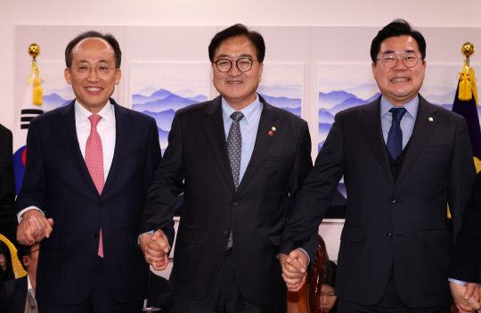 우원식 국회의장과 추경호(왼쪽) 국민의힘 원내대표, 박찬대(오른쪽) 더불어민주당 원내대표가 지난 26일 국회에서 채상병 순직사건 국정조사 특위 가동 등 현안을 논의하기 위한 여야 원내대표 회동에 앞서 기념촬영을 하고 있다. [공동취재]